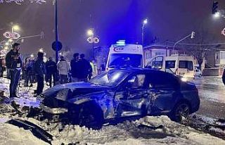 Üç aracın hurdaya döndüğü kazada yaralanan...