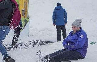 Uludağ’da 5 liralık poşetle kayak keyfi