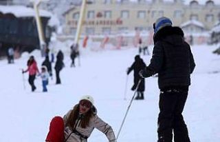 Uludağ’da kayak yaparken düşen kayakçılar kameralara...