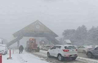 Uludağ’da yoğun kar ve tipi...Zincirsiz araç...