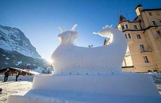 Uşak Üniversitesi takımı ’Şahmeran’ heykeliyle...