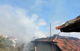 Uşak’ta müstakil bir ev yanarak küle döndü