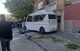 Uyuşturucu etkisinde kullandığı dolmuşla 2 kişinin...