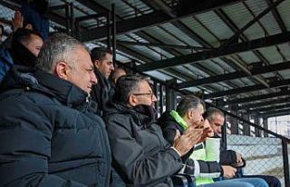Vali Çelik tribünlerde Yüsekovaspor’u destekledi