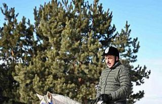 Vali Çiftçi’den atla kar safarisi