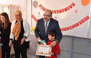 Vali Ustaoğlu kazada yaralanan öğrencilerin karnesini...