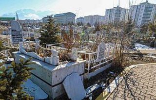 Van’da mezarlığa saldırı: Onlarca mezar tahrip...