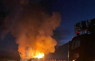 Van’da seyir halinde tır alev alev yandı