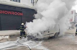 Van’da seyir halindeki araç yandı