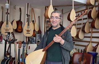 Van’da ürettiği bağlamaları dünyaya tanıtıyor