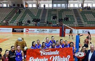 Voleybol maçında sürpriz evlenme teklifi