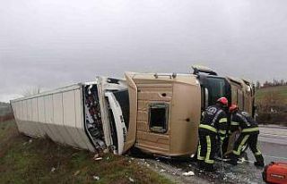 Yağış nedeniyle kontrolden çıkan tır devrildi;...