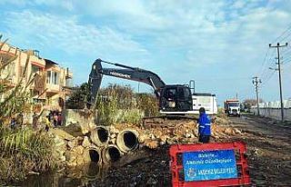 Yağışlar nedeniyle kullanılamaz hale gelen köprü...