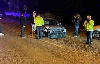 Yağışlı yolda kontrolden çıkan otomobil karşı...