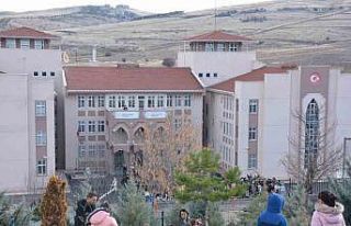 Yaklaşık 20 milyon öğrenci karnelerini alarak...