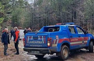 Yalova’da ormanda araçları çamura saplanan 2...