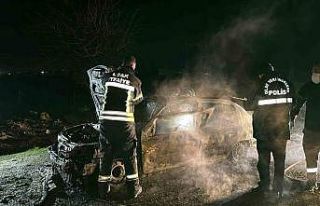 Yanan otomobilde feci şekilde can verdi