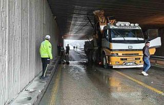 Yapı malzemeleri taşıyan vinç alt geçitte sıkıştı