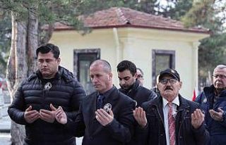 Yaşar Doğu kabri başında dualarla anıldı