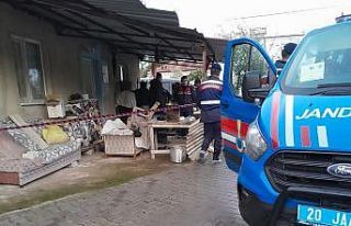 Yaşlı adam iki yerinden vurulmuş halde ölü olarak...