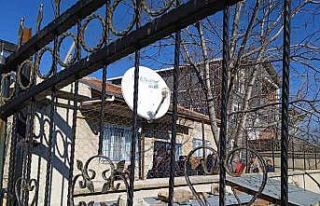 Yaşlı kadın itfaiye ekiplerinin çatısından girdiği...