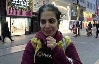 Yemeğini sokak köpeği ile paylaşan kadın yürekleri...