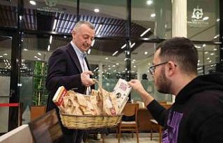 Yeni yıla kütüphanede giren öğrencilere kitap...