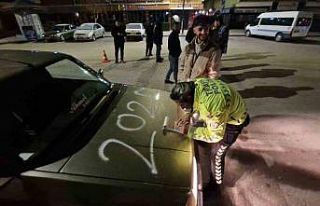 Yeni yılın ilk dakikasında üzerinde "2025"...