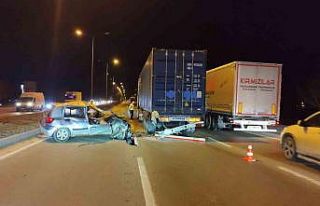 Yol ortasında arızalanan tıra arkadan otomobil...