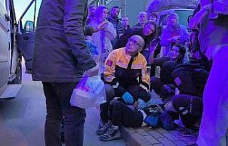 Yola aniden çıkan çocuğa minibüs çarptı