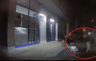 Yola aniden fırlayan minik kız, otomobilin altında...