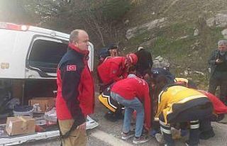 Yolcu minibüsü ile otomobil çarpıştı: 2 ölü,...