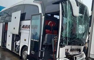 Yolcu otobüsü tıra çarptı: 8 yaralı