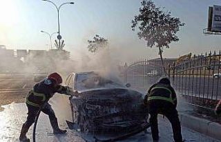 Zincirleme kazaya karışan otomobil alev aldı