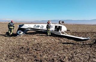 Zorunlu iniş yapan eğitim uçağı tarlaya ters...