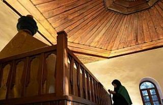 3 yıldır her çarşamba bu türbeyi ziyaret ediyor