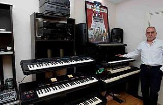 40 yıllık müzik aşkını, nostaljik müzik klavyeleri...