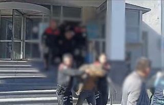 4 kişinin yaralandığı kavgaya karışan 5 kişi...