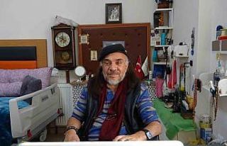 66 yaşındaki yaşlı adam engellerini resim çizerek...