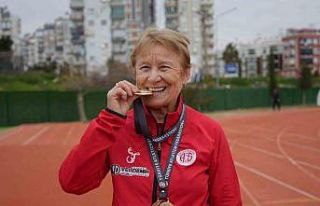 82 yaşında pistlerin tozunu atıyor