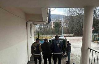 8 yıl hapis cezası ile aranan şahsı polis ekipleri...