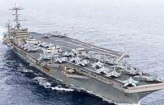 ABD uçak gemisi Mısır açıklarında yük gemisiyle...