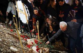 Adana’da depremde hayatını kaybedenler gözyaşlarıyla...