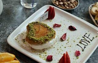 Adanalı tatlıcıdan 14 Şubat’a özel ’kalp’...