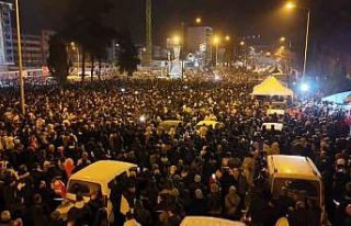 Adıyaman’da binlerce kişi deprem şehitlerini...