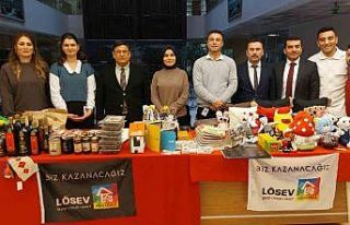 Adliyede lösemili çocuklar yararına stant