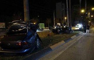 Ağaca çarpan otomobil ikiye bölündü: 1 yaralı