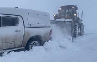 Ağrı’da karda mahsur kalan vatandaş ve ekipler...