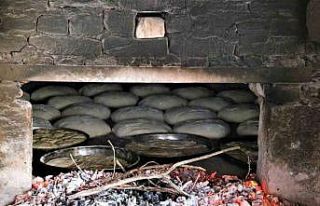 Aile ekonomileri için ekmeklerini kendileri yapıyor