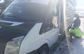 Akdağmadeni’nde mahsur kalan araç kurtarıldı